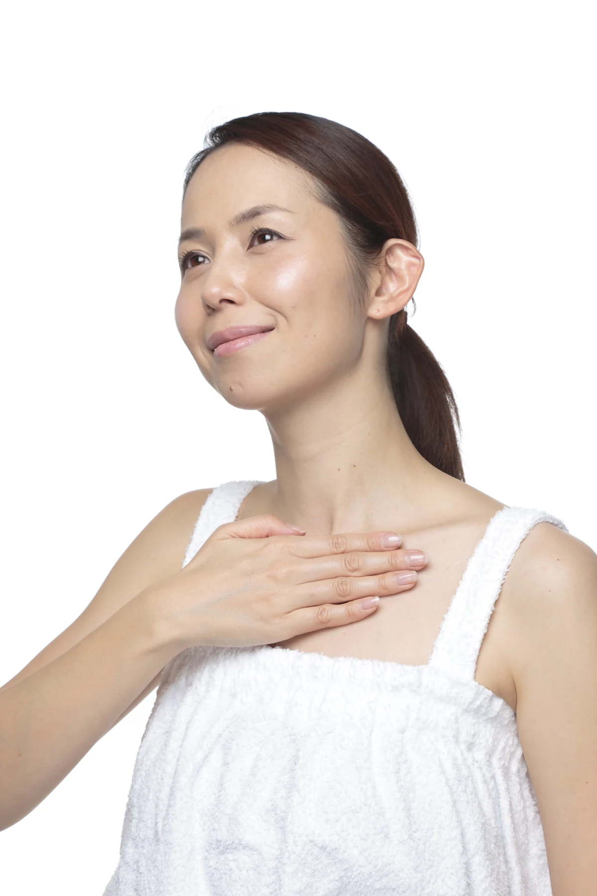 首元にやさしく触れる女性