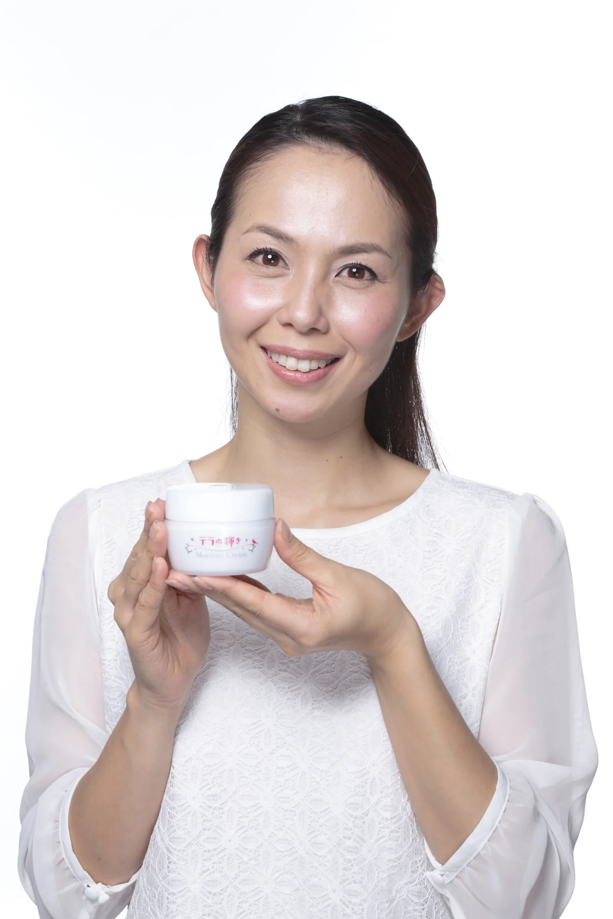 モイスチャークリーム100gを手にする女性